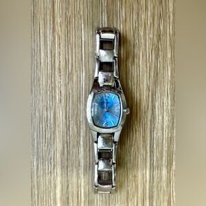 RARE PRETTY LADIES FOSSIL F2 SILVER WATCH NEW BATTERY ES-9596 SILVER BAND